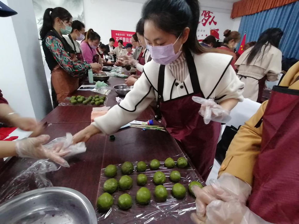 成都东部新区石板凳街道：迎清明做青团 话民俗
