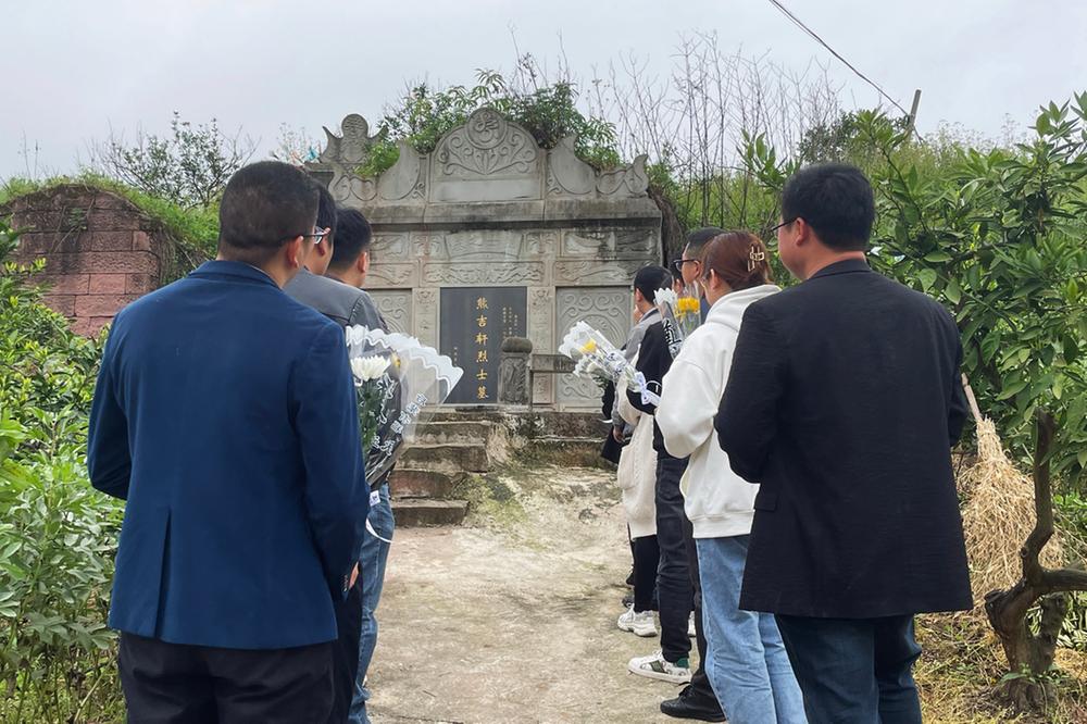 丰禾镇开展清明祭扫烈士墓活动