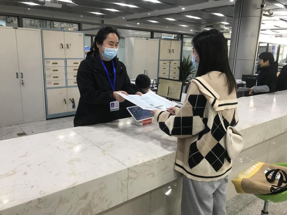 20分钟拿证 简阳市发出首张“申请人承诺制”《食品经营许可证》