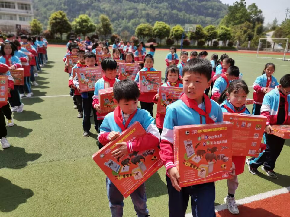 南江县沙河镇小学500余名学生获爱心捐赠