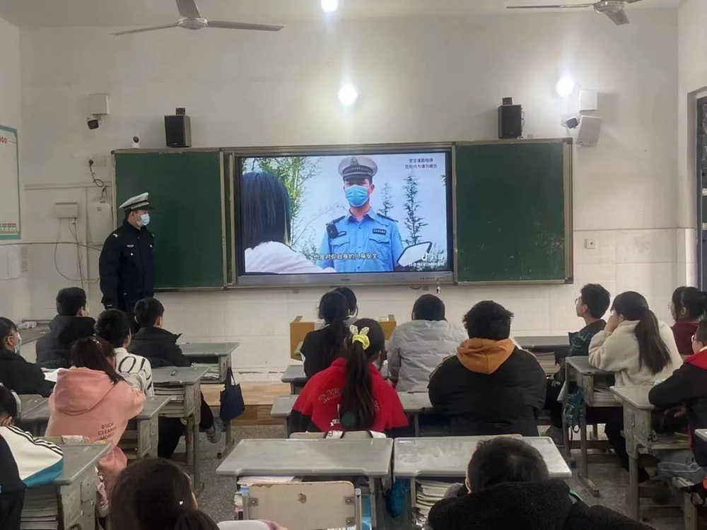 眉山天府公安普法宣传进校园