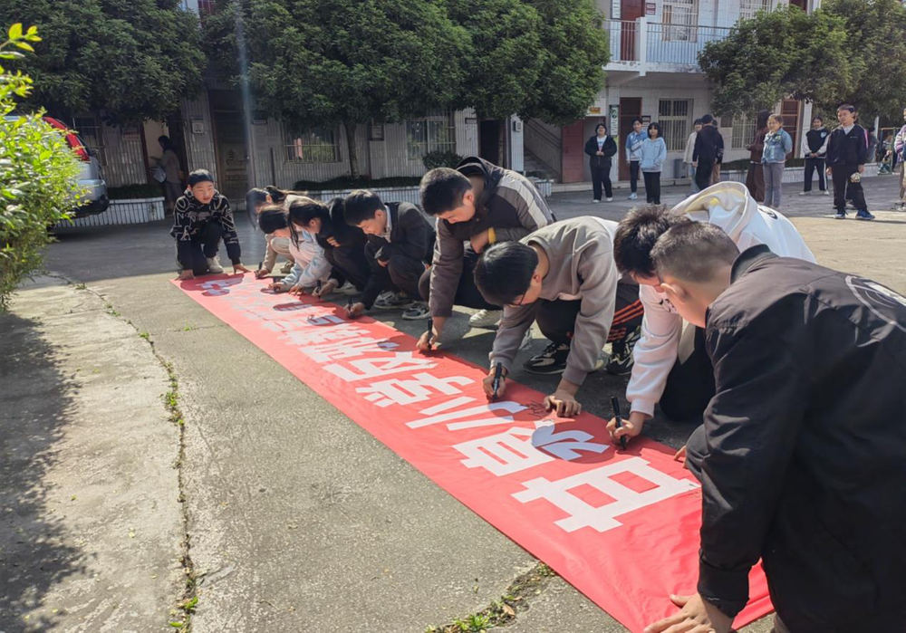 巴州区甘泉小学举行反邪教宣誓签名仪式