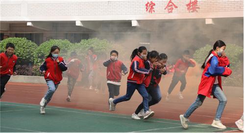 恩阳区第三小学宣讲消防安全知识
