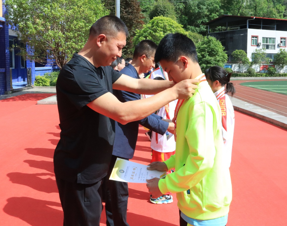 巴州区特教学校参加市首届“体育复健进校园”运动会获佳绩