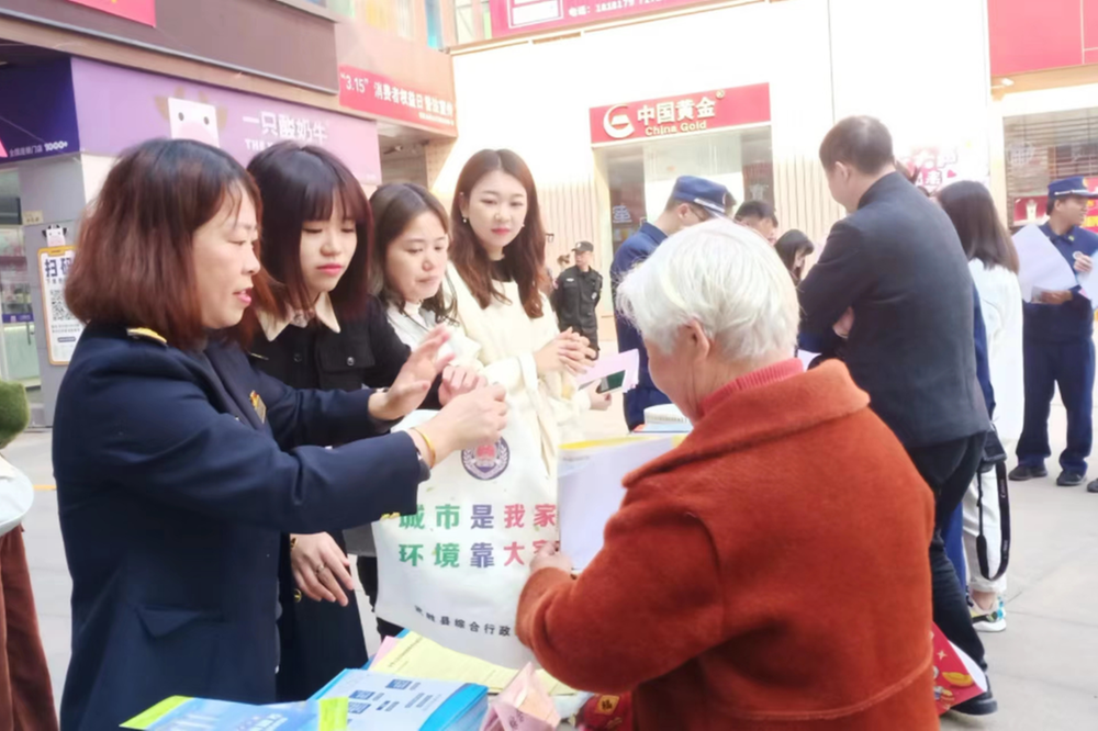 武胜县综合行政执法局：提升店招规范设置 建设靓丽城市街景