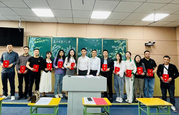 通江县第六小学召开“家校共育 呵护成长”家长会