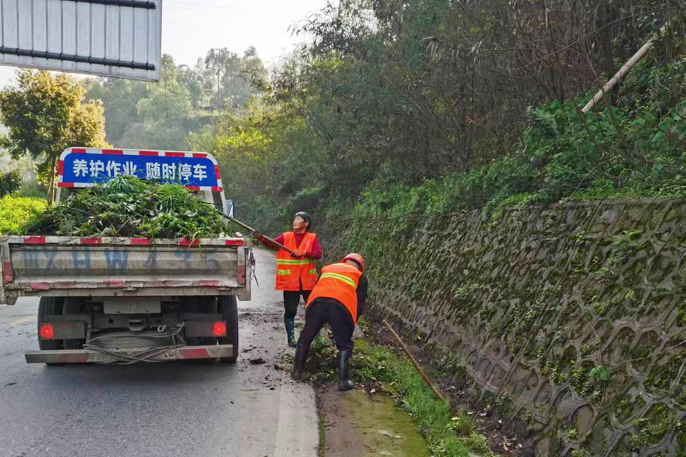 华蓥市养路段“公路养护”出实招见实效