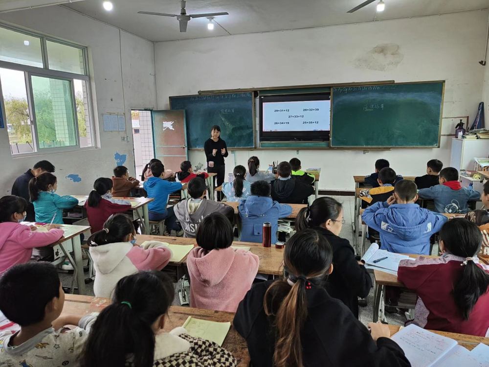 南江县下两镇东垭小学数学教研活动氛围浓