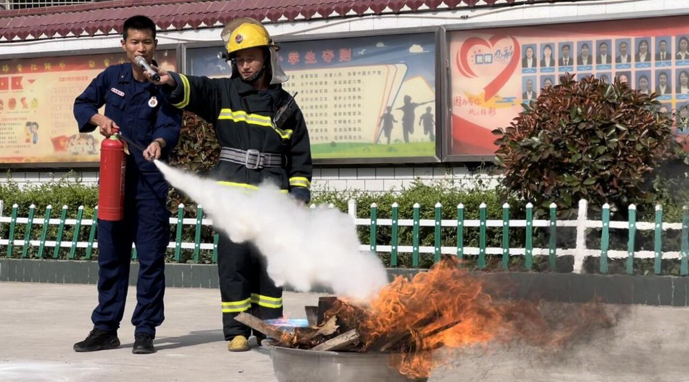 南江县长赤镇桥梁小学开展消防演练活动