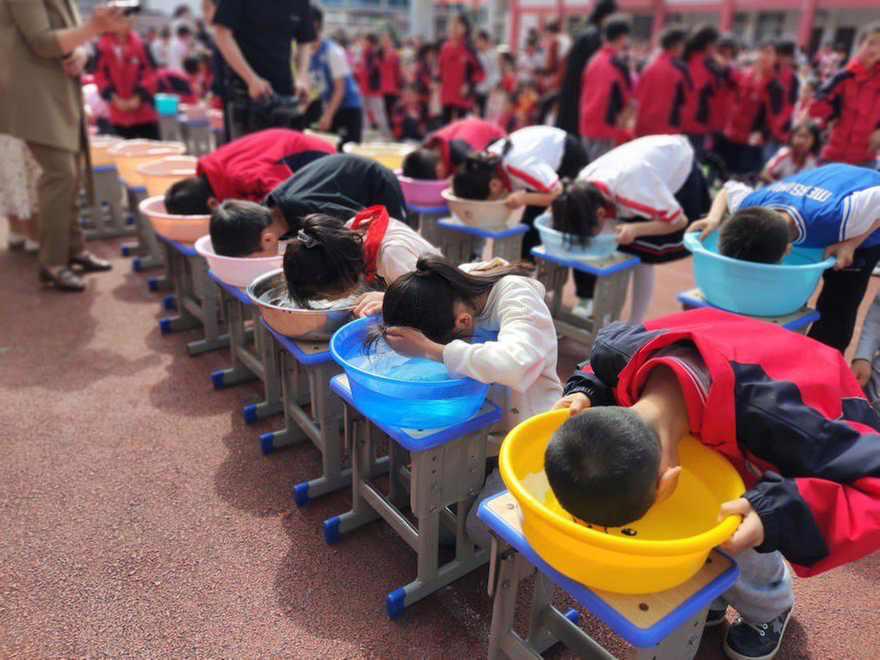 南江县长赤镇桥梁小学开展“一盆水憋气”演练活动