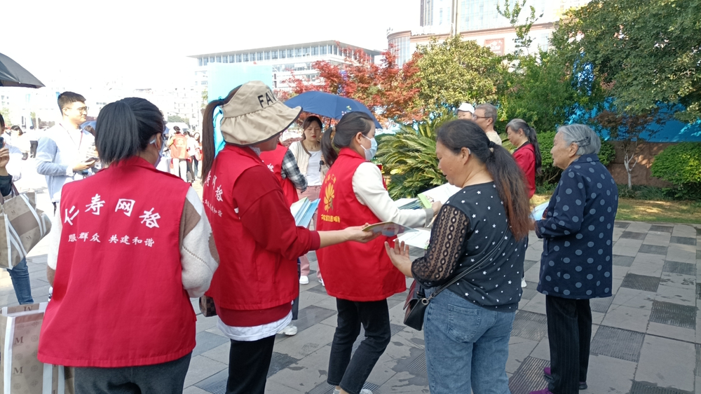 仁寿县八里社区网格员变身“秸秆禁烧宣传员”