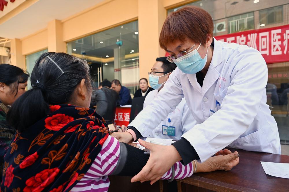 东兴区：“健康赶场”进老区