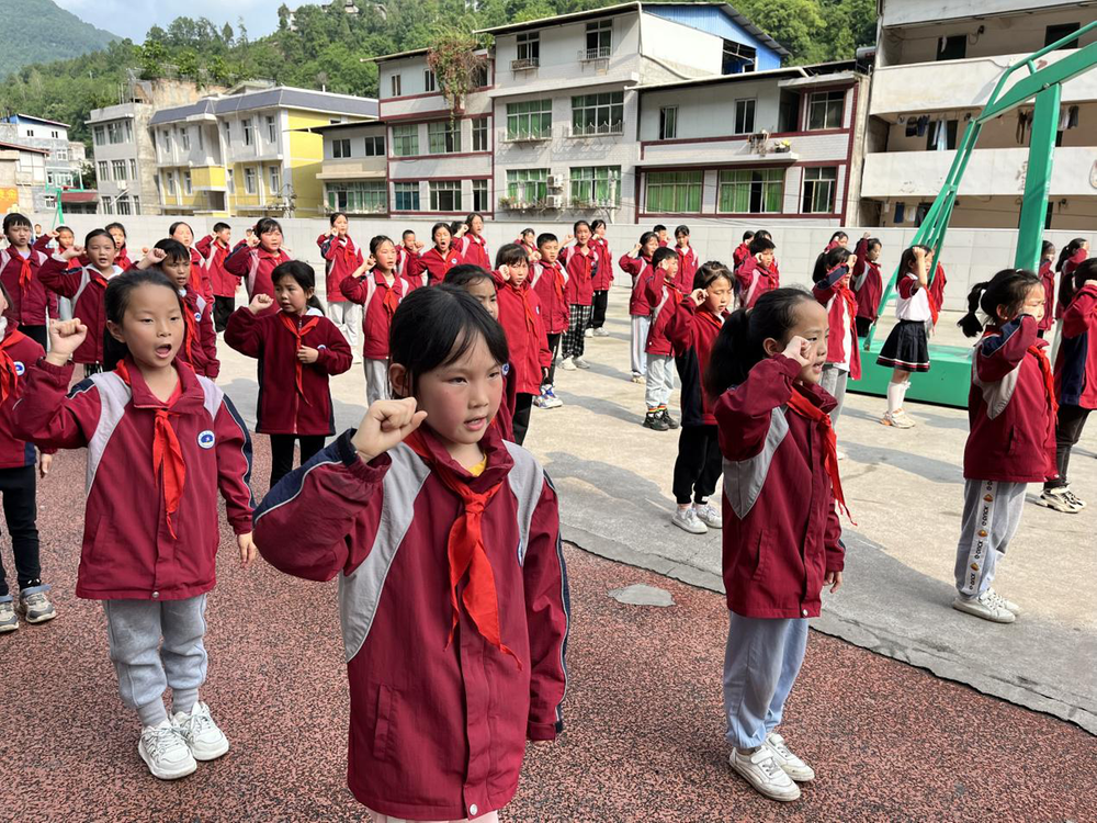 南江县大河镇小学举行少先队新队员入队仪式