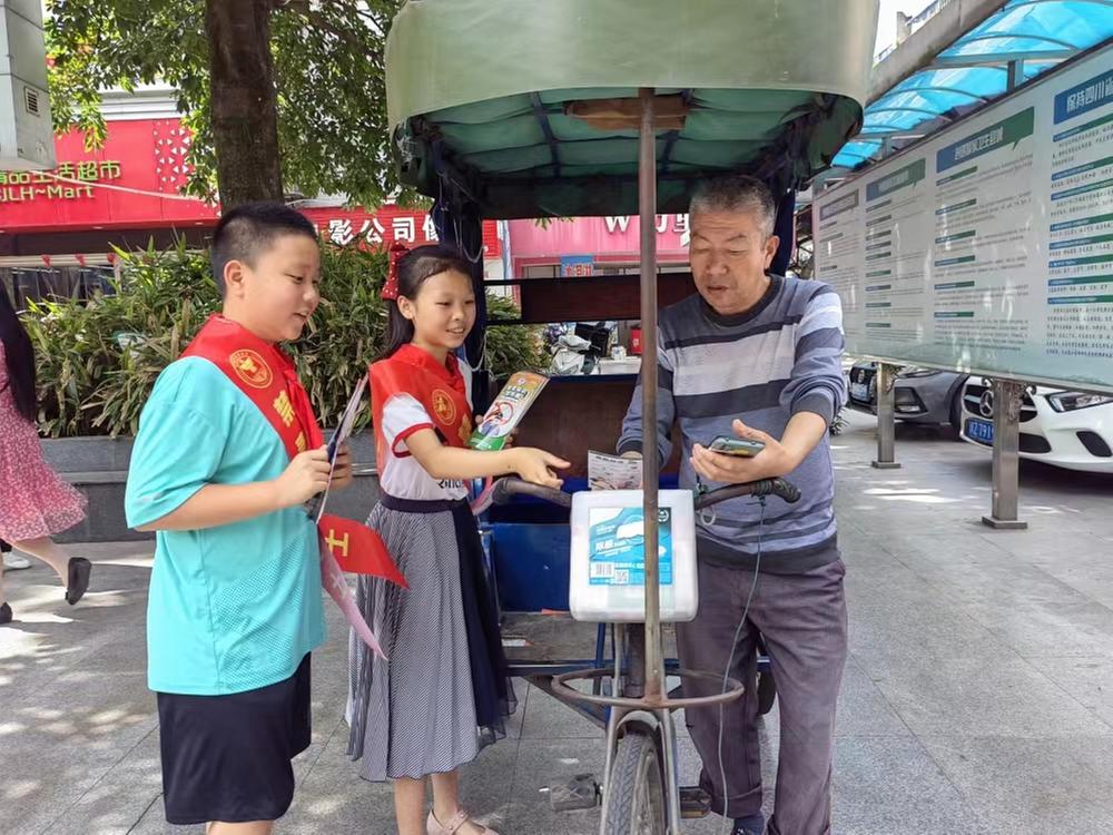 青神县禁毒大队筑牢社区“防毒墙”