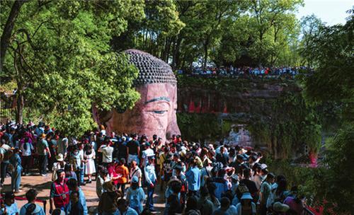 连续4天游山门票售罄！乐山大佛“五一”爆火背后的城市温度