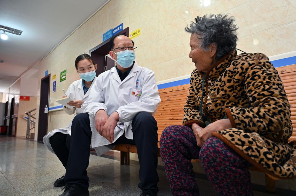 东兴区：“两项行动”提升群众满意度