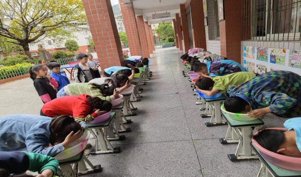 南江县正直小学开展“一盆水闭气”体验活动