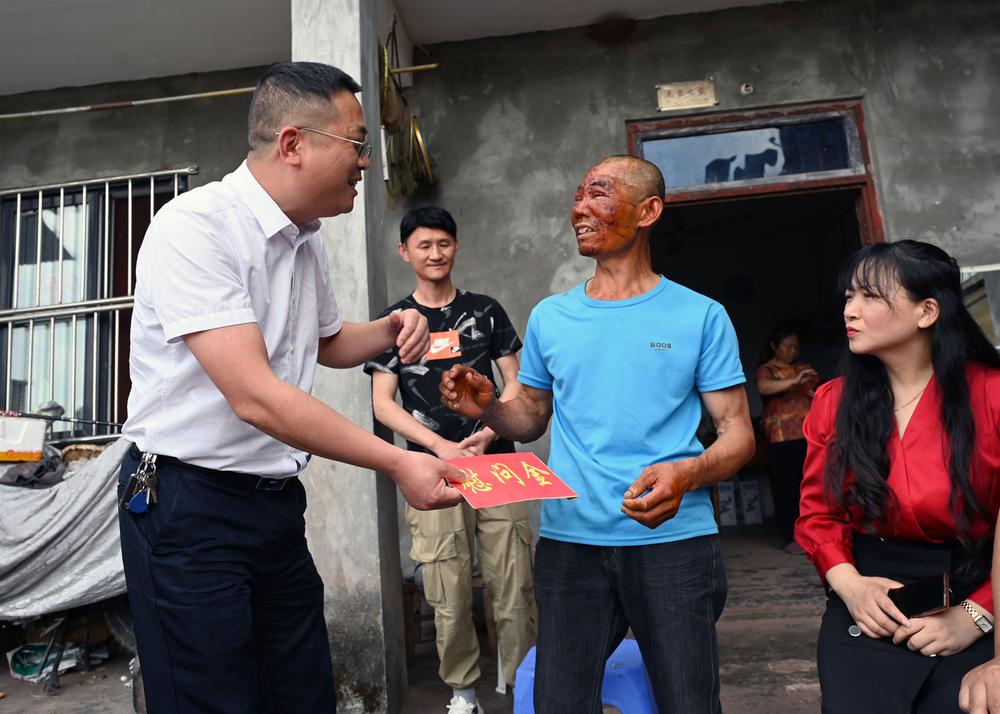 东兴区老党员不顾安危带头扑灭山火获称赞