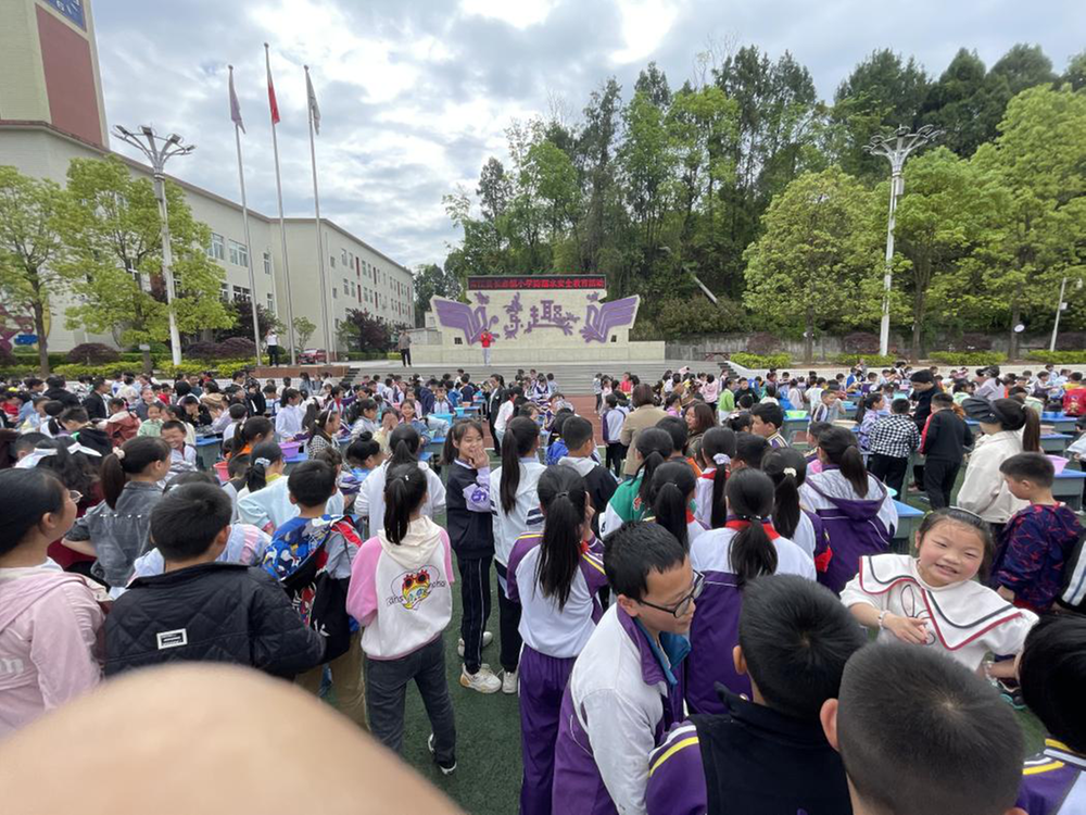 南江县长赤镇小学开展防溺水体验活动