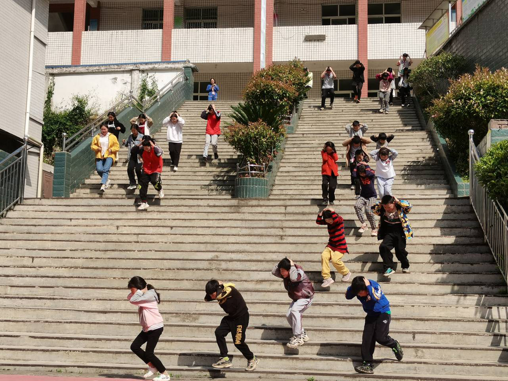 南江县关门镇九义校开展“呵护生命，远离灾害”疏散演练