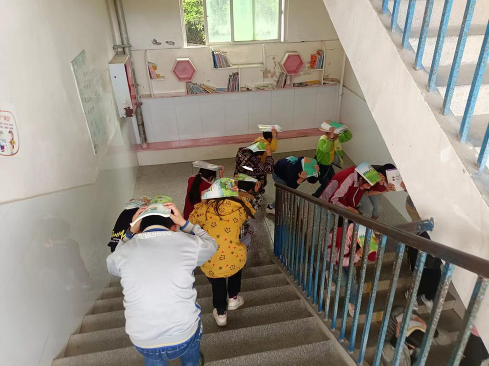南江县东垭小学开展防震应急疏散演练