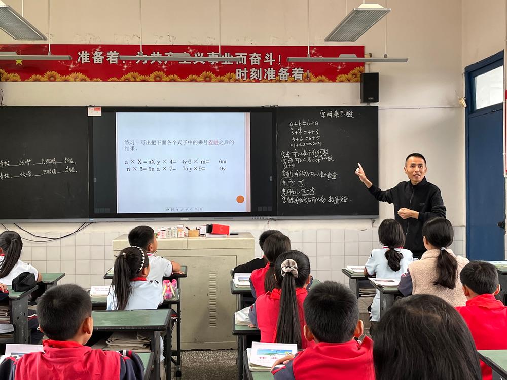 眉山市郑建英名师工作室开展送教下乡活动
