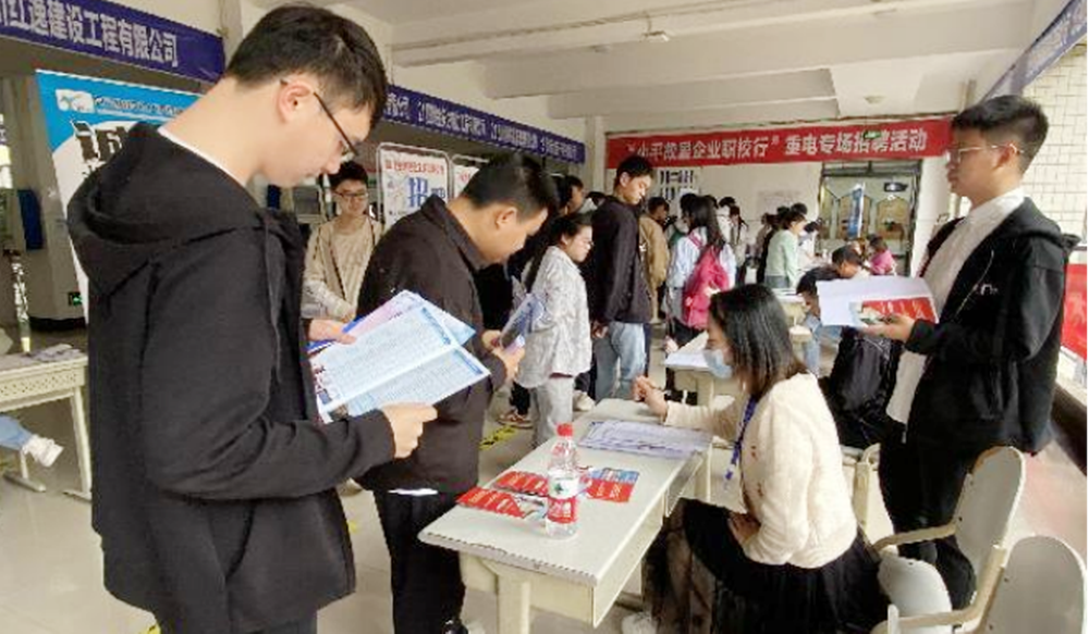 武胜县人社局把招聘会搬进校园