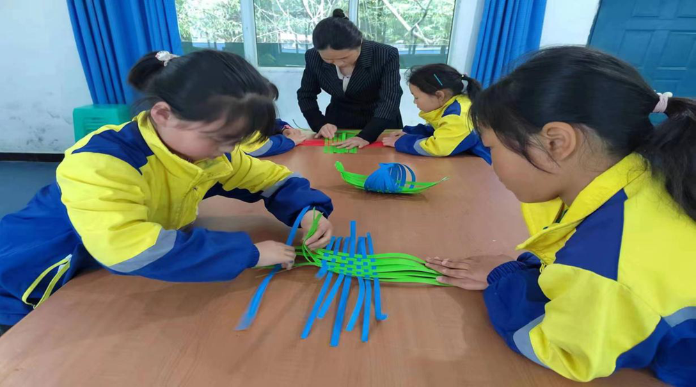 南江县公山镇小学开设手工制作特色课程