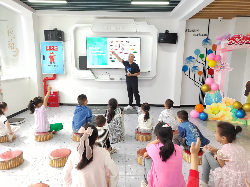 学知识、玩插花、写贺卡，共享温馨亲子时光！