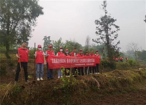 广安区水务局：地里田间“一抹红”  党员干部助耕忙