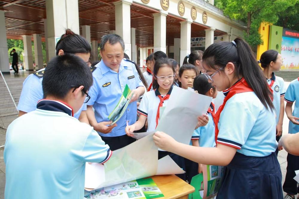 青神县筑牢师生安全防线