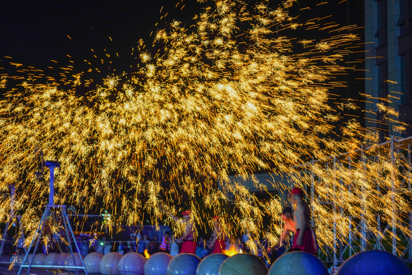 游客乐享“非遗大餐”