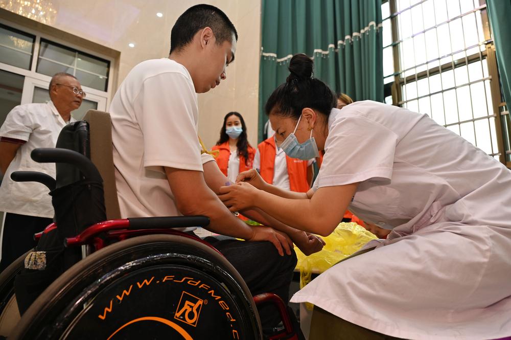 东兴区：助残义诊进家门