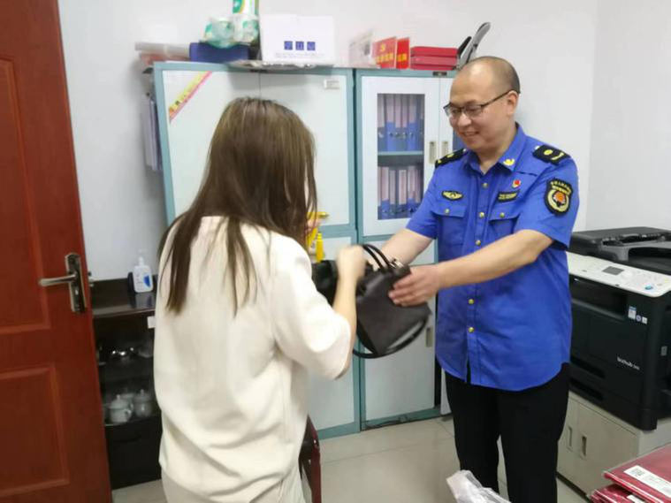 拾金不昧，执法队伍再现“活雷锋”