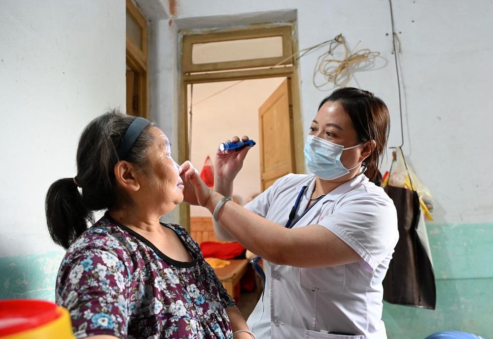 东兴区：“健康敲门”情暖失能老人