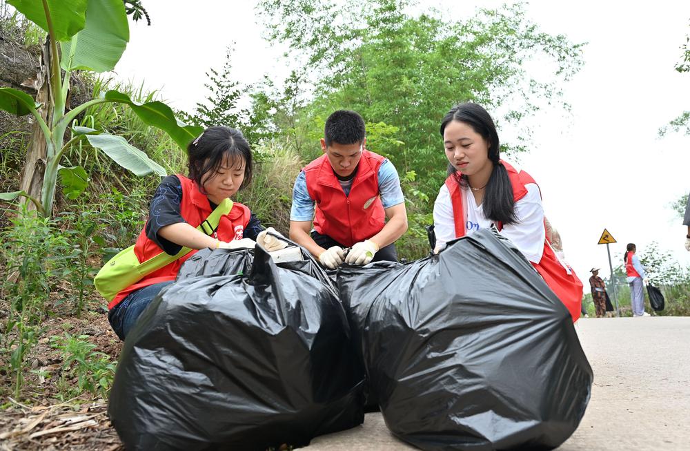 东兴区：志愿者助力建设“和美乡村”