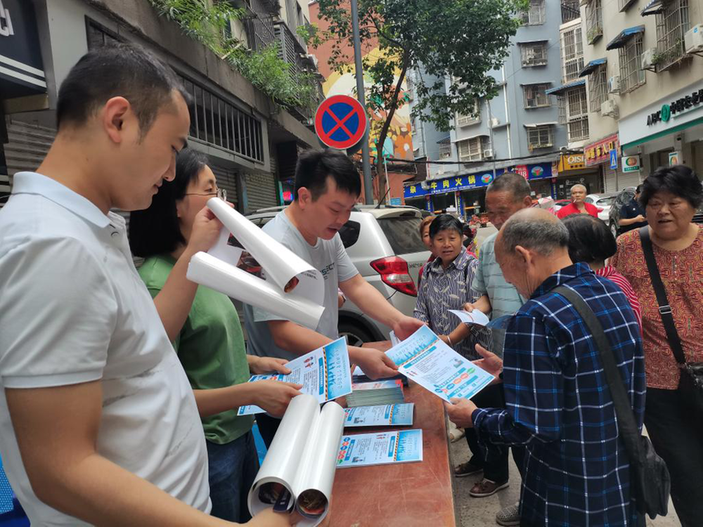 成都东部新区石板凳街道将安全知识送到群众身边