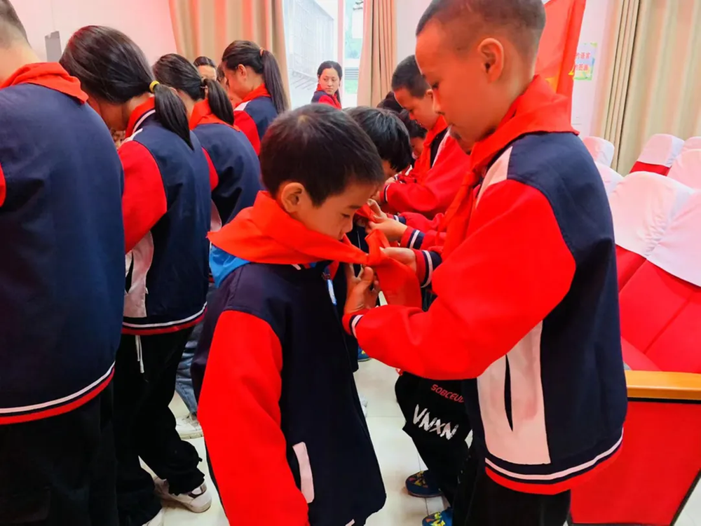 南江县高桥镇九义校举行新队员入队仪式