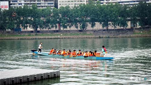奋勇争先！内江市市中区龙舟健儿们赛前积极备战中