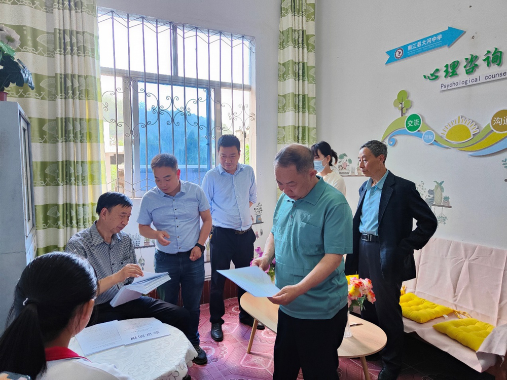 巴中市关工委领导莅临大河中学调研