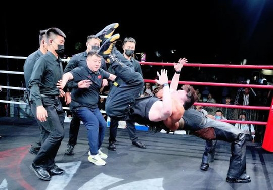 EHO泉匠天然苏打水助力拳击赛场，请成都人喝水！