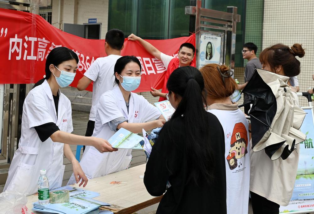 东兴区：开展“无烟”宣传为青少年成长护航