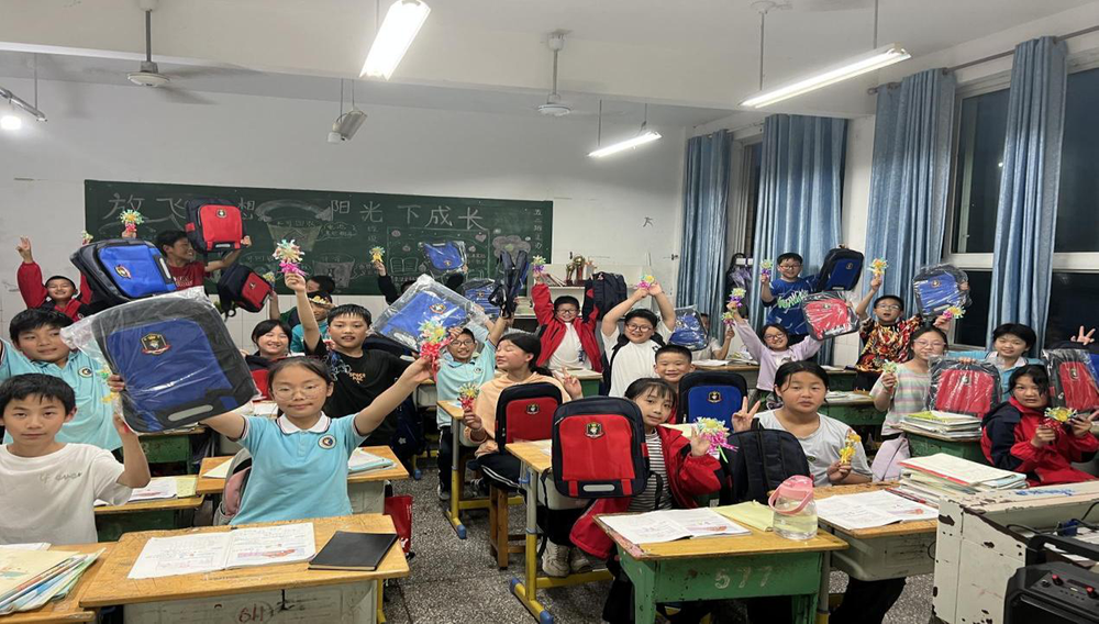 爱心礼包送到平昌县星光实验学校孩子手中啦！