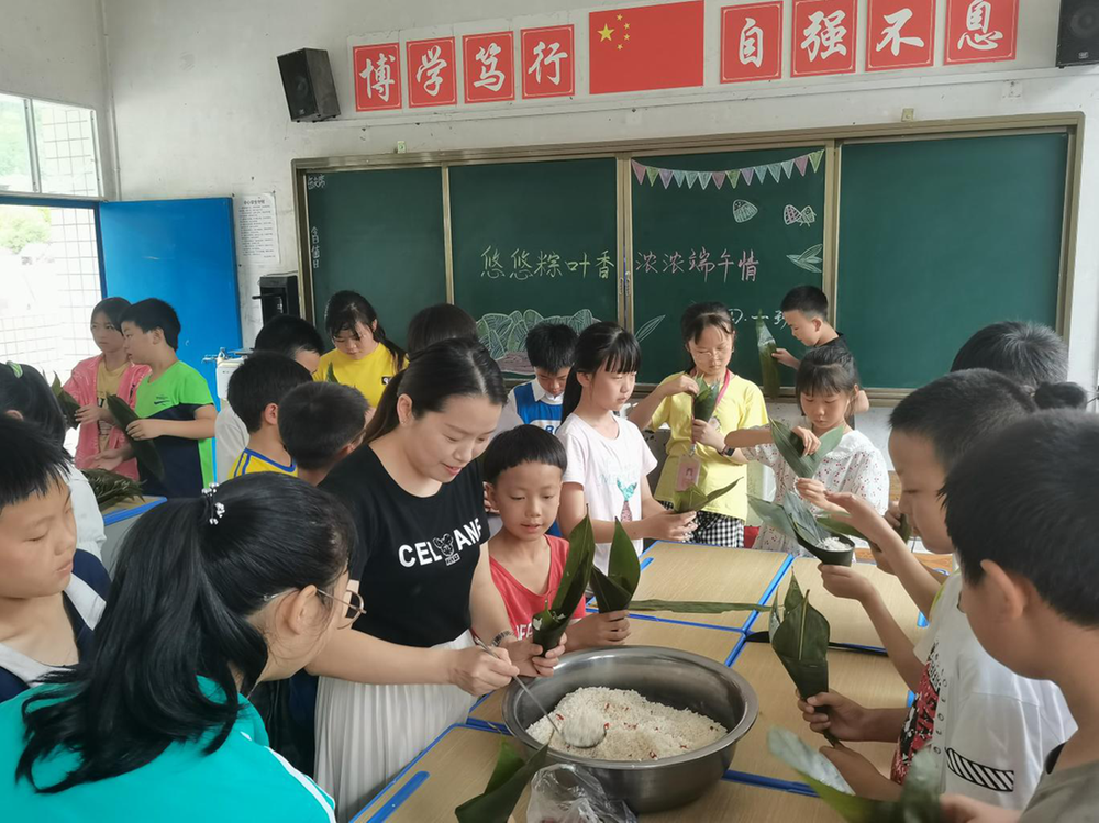 南江县关路镇九义校：包粽子 迎端午
