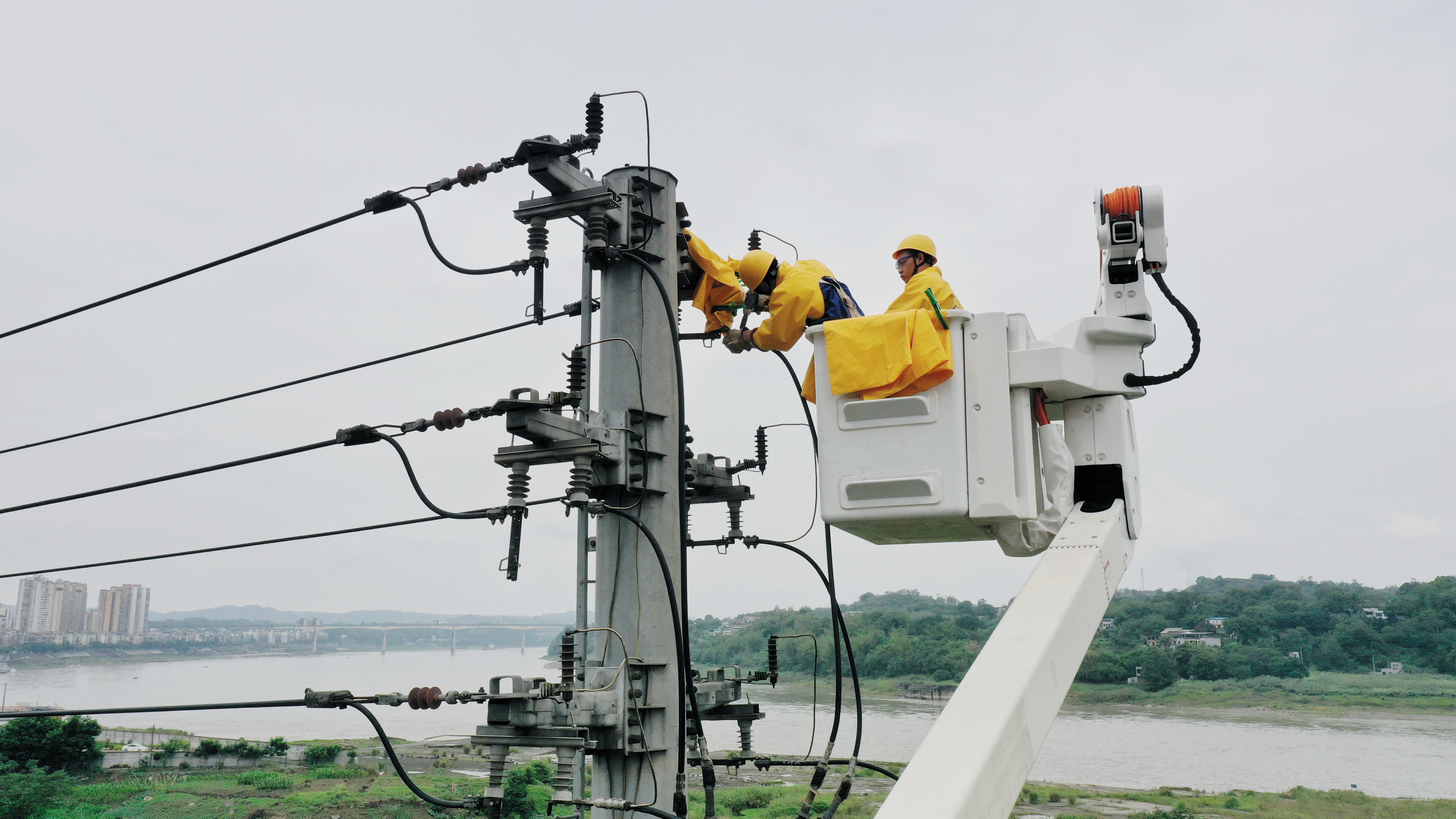 纳溪区：带电消缺 护航高考