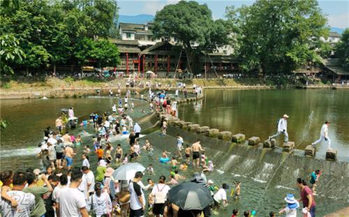 洪雅县：八方游客聚景区 畅游山水享假期