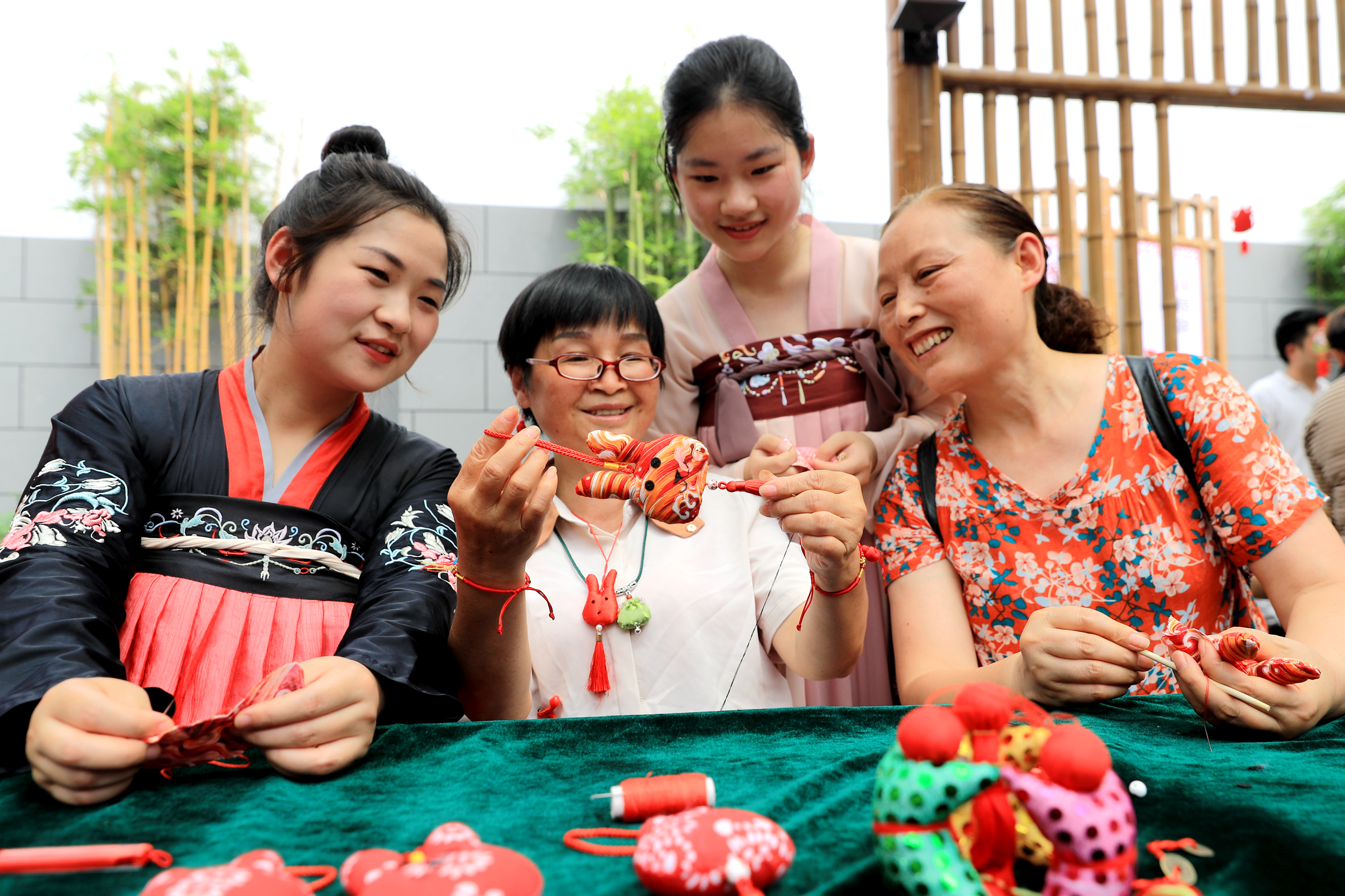 纳溪区：端午香囊香 浓浓邻里情