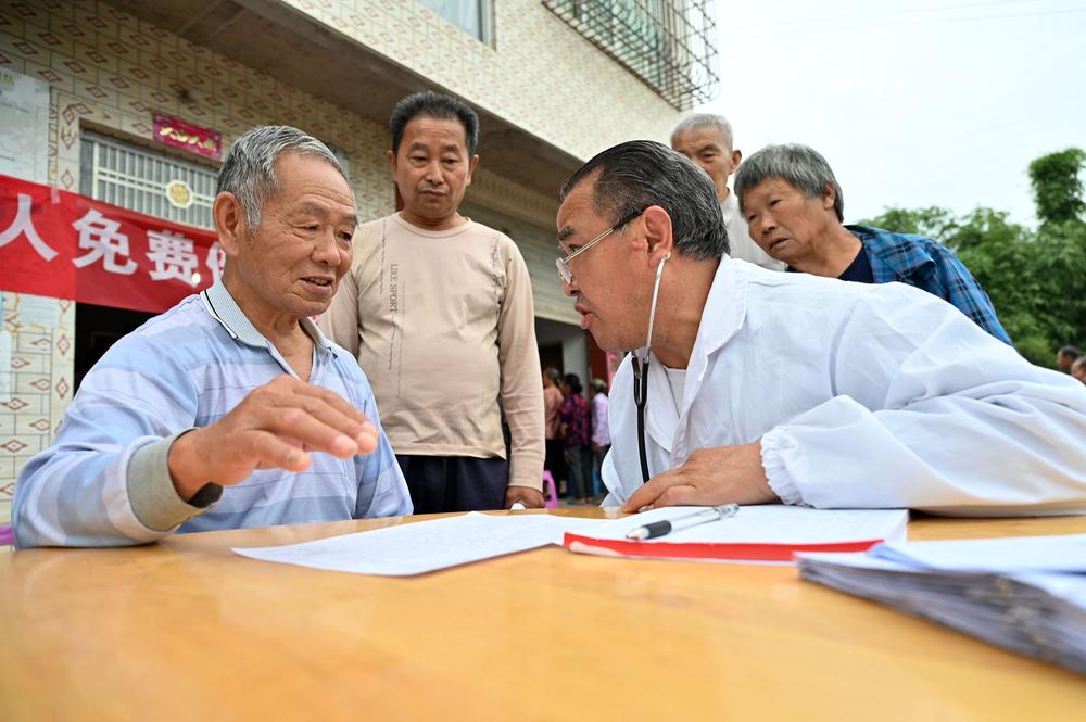 东兴区：家庭医生来护航 老有所“医”享健康