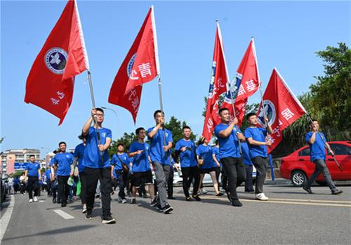 东兴区：健走有约 向毒品说“不”