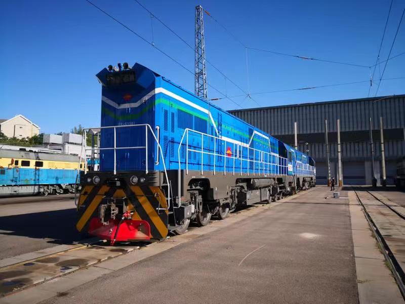 我国首批两台商品化HXN6型机车绿色牵引一周年减碳量相当于种植5000棵冷杉树